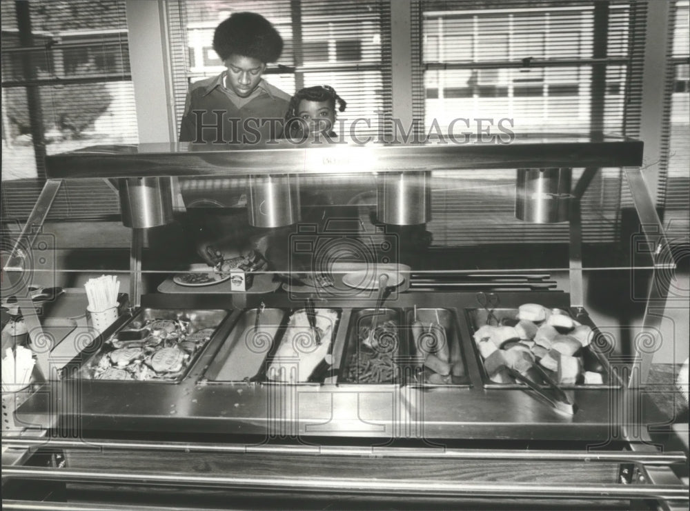 1980 Press Photo Kennedy King, Marcell Hill Enjoy Hueytown High Buffet, Alabama - Historic Images