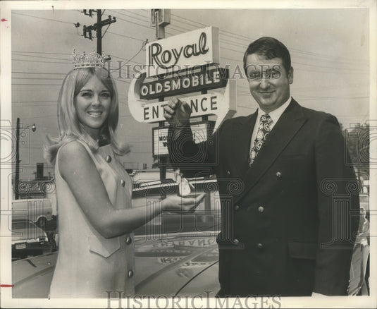 1971, Miss Alabama Ceil Jenkins Receives Official Car Key, Birmingham - Historic Images