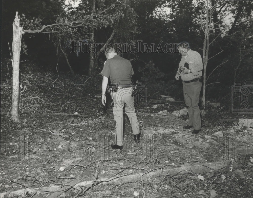 1973 Press Photo Police Examine Explosion Site in Alabama - abna10726 - Historic Images