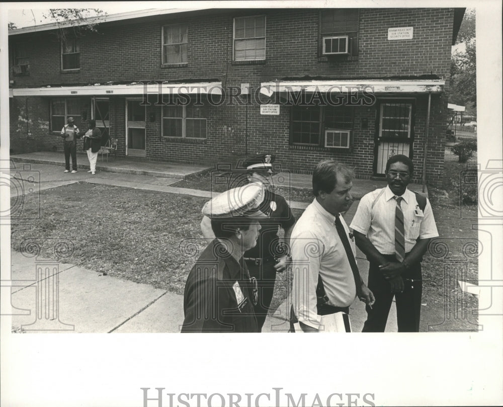 1988 Press Photo Officers Outside Kingston Housing Substation, Alabama - Historic Images