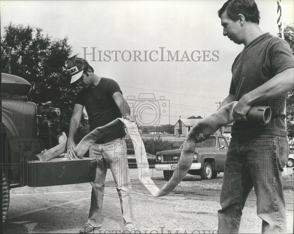 1981 Press Photo Kimberly, Alabama Fire Department Volunteers Roll Out Firehose - Historic Images