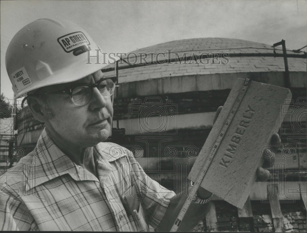 1980 Press Photo John W. Lewis, Jr. Shows Fireproof Brick, Kimberly, Alabama - Historic Images