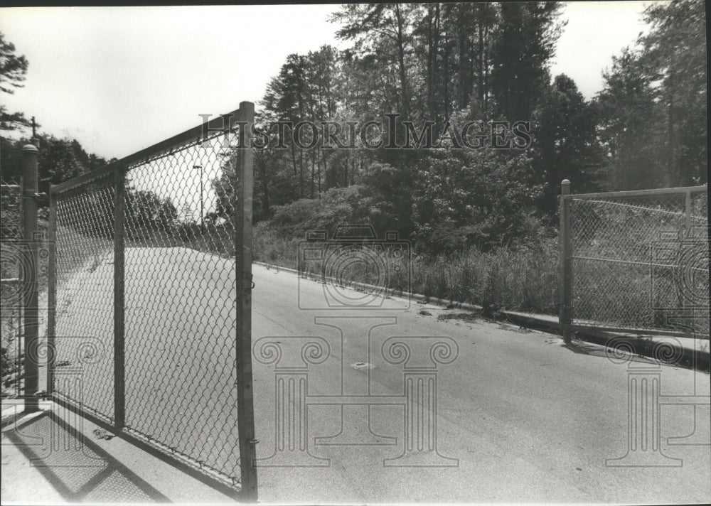 1980 Press Photo Gates at Never-Built Mental Retardation Center, Ketona, Alabama - Historic Images