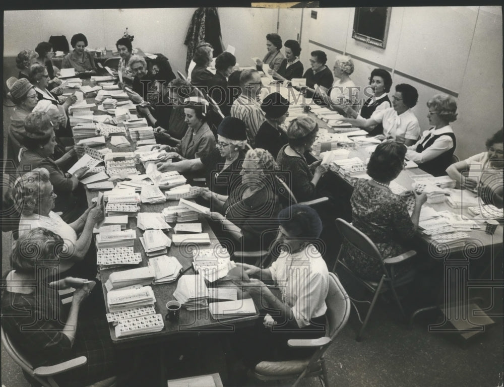 1964 Press Photo Volunteers preparing to mail Christmas Seals, Jefferson County- Historic Images