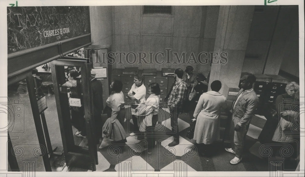 1986 Press Photo People in line at Jefferson County Courthouse - abna10833 - Historic Images