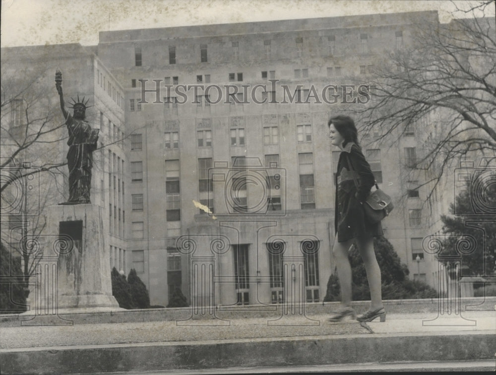 1975 Press Photo Woman walks by Jefferson County City Hall Woodrow Wilson Park - Historic Images