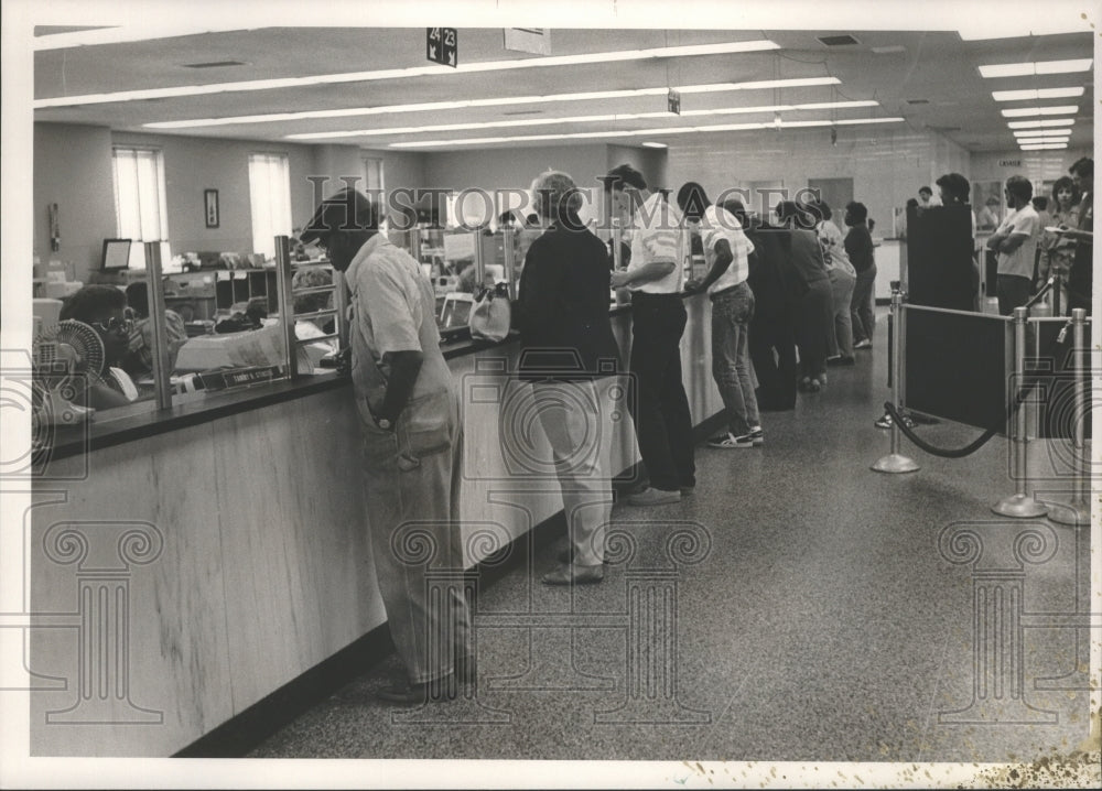 1988 Press Photo People in line inside Jefferson County Courthouse - abna10838 - Historic Images
