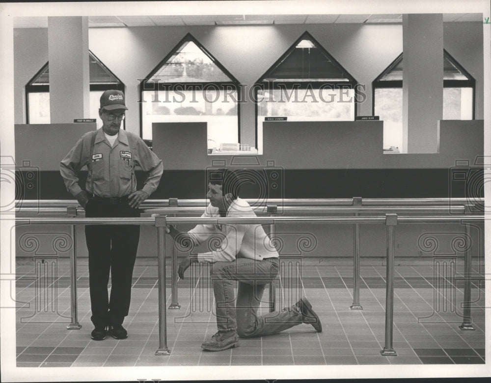 1987 Press Photo Mickey Little and Bill King clean Jefferson County Courthouse - Historic Images