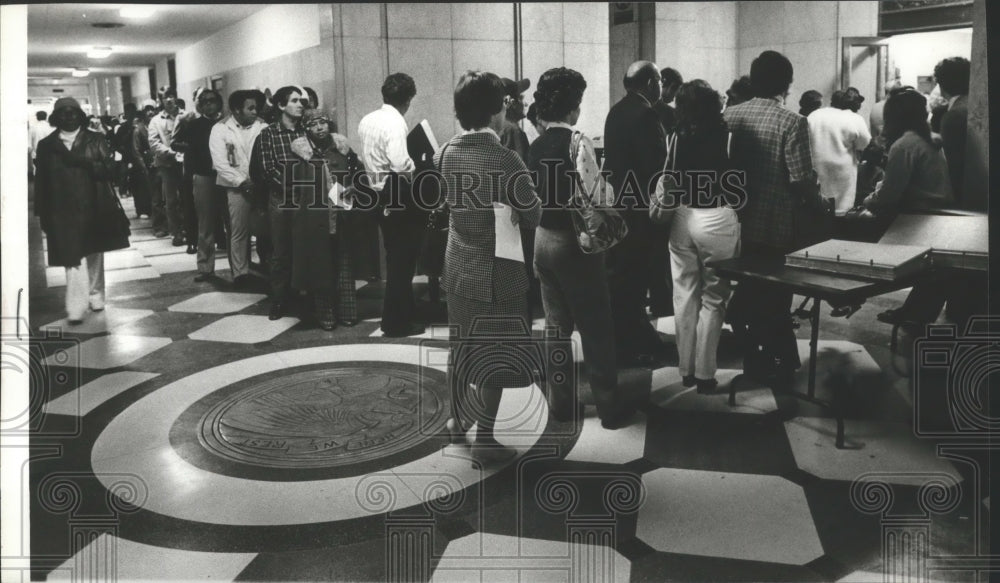 1979 Press Photo Lines of people at Jefferson County Courthouse - abna10843 - Historic Images