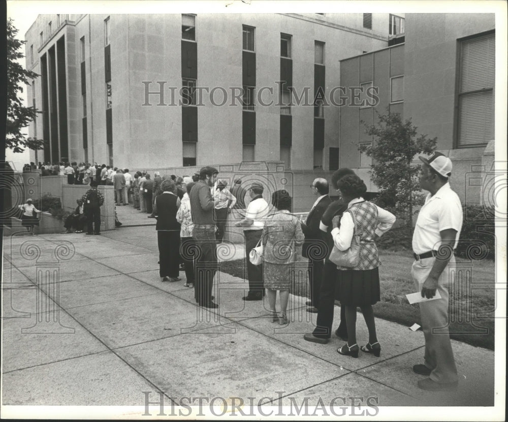 1981 Press Photo People in line outside Jefferson County Courthouse - abna10845 - Historic Images