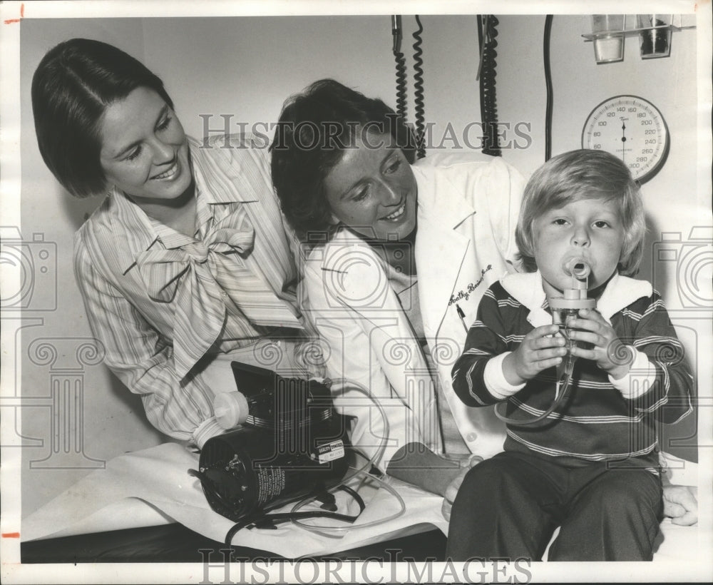 1978 Press Photo Lee Smith and nurse Kathy Bains with patient Brandon Malchus - Historic Images