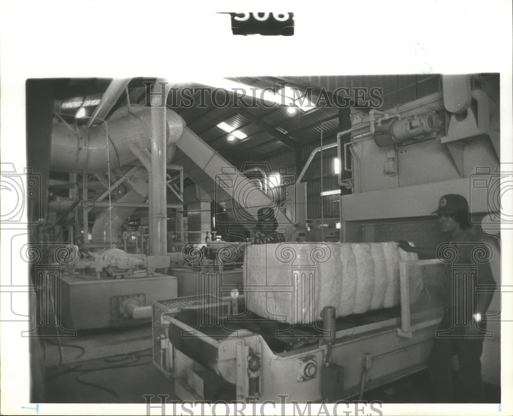 1979 Press Photo Workers beside cotton bale bagging machine - abna10858 - Historic Images