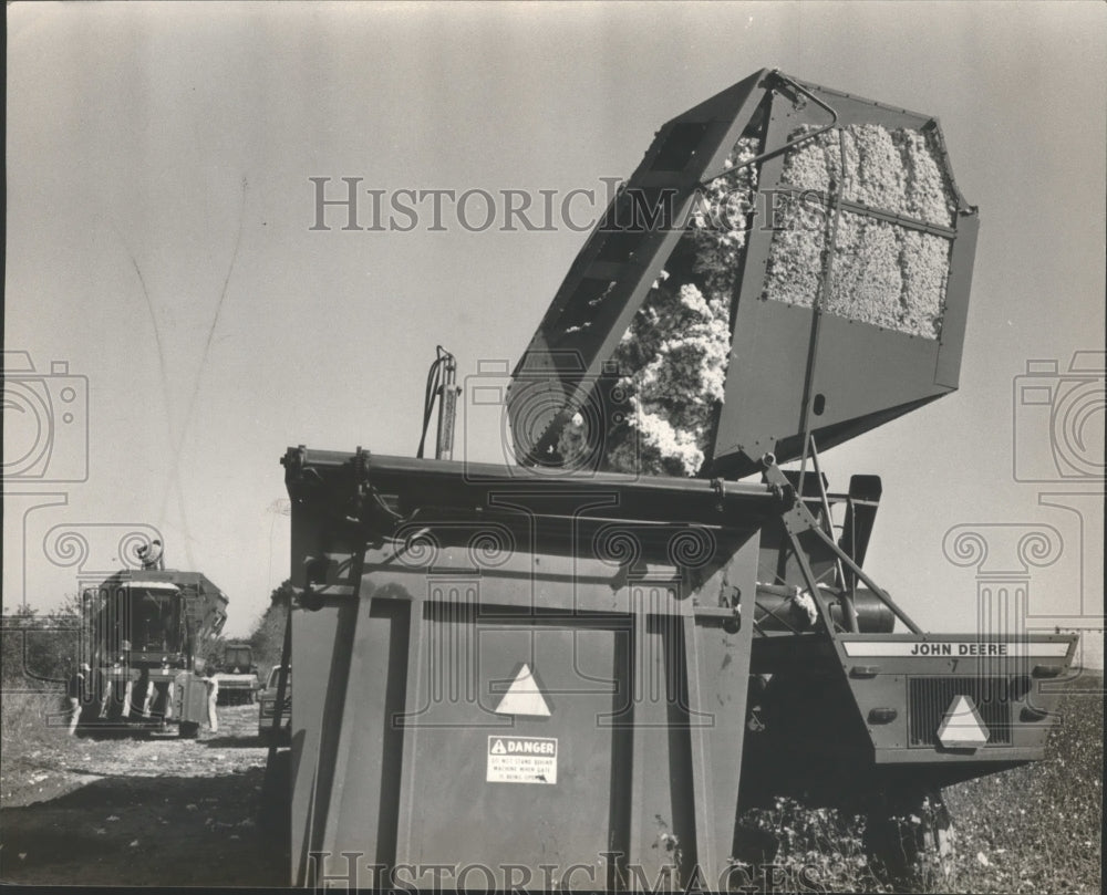 1982 Press Photo Cotton picker machine dumps load, Courtland,Lawrence County - Historic Images