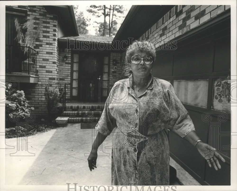 1988 Press Photo Cleo Jerald outside home Leeds, Alabama - abna10879 - Historic Images