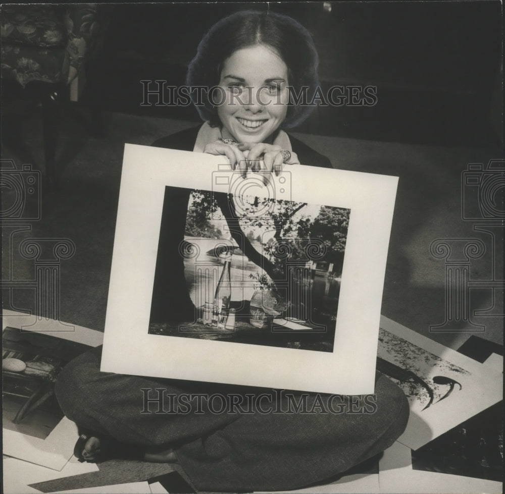 1973 Studie Johnson hold her photograph-Historic Images