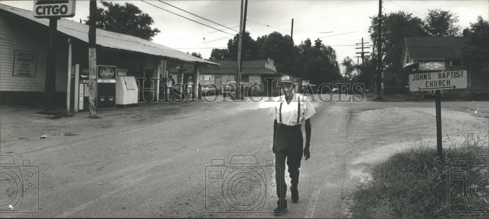 1979 Press Photo Grant Mobley walks on street Johns, Alabama - abna10898 - Historic Images