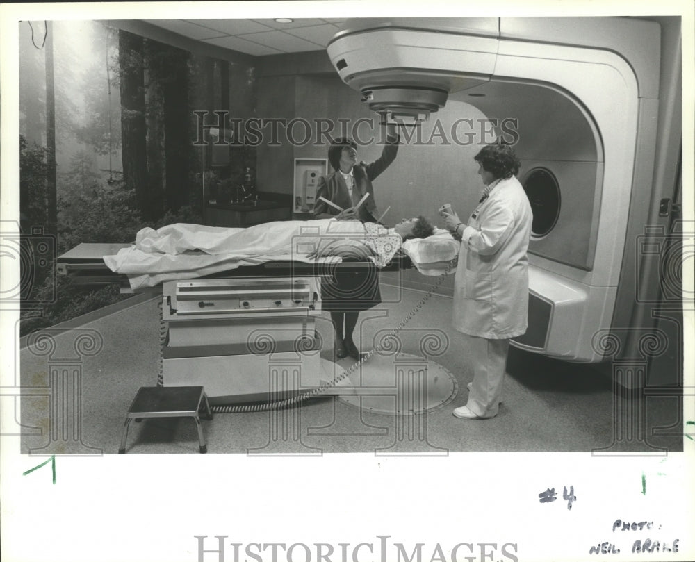 1981 Press Photo Patient on medical equipment Brookwood Hospital, Homewood - Historic Images