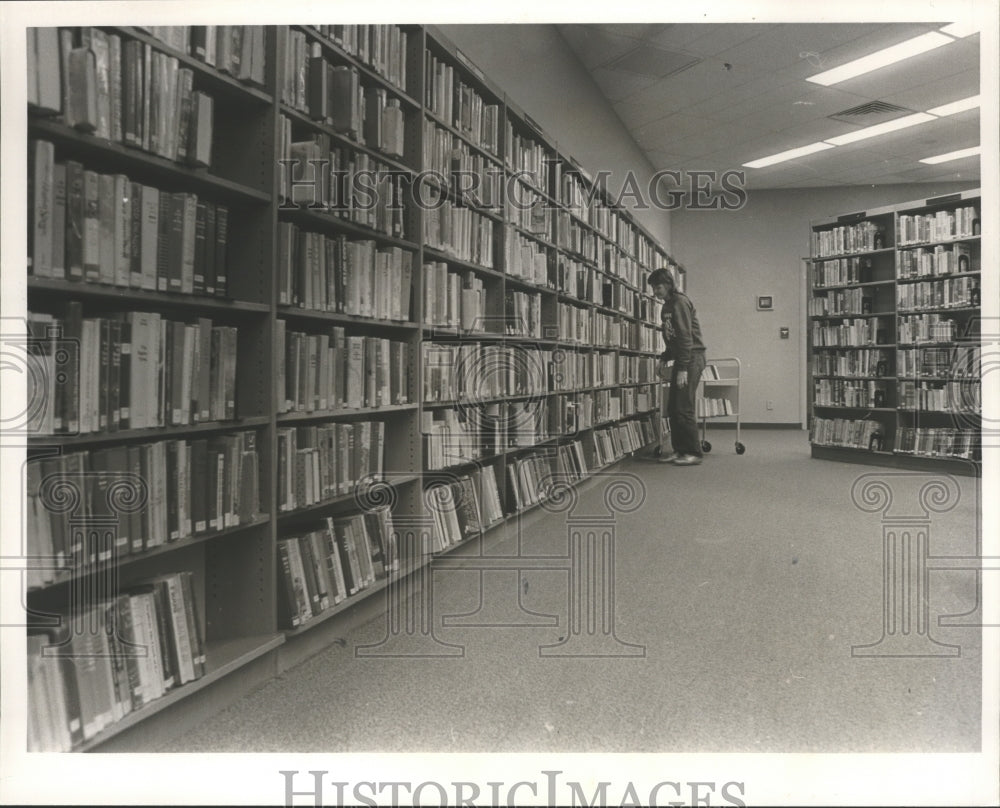 1987 Press Photo Trudy Roy, Homewood Library employee, Alabama - abna10921 - Historic Images
