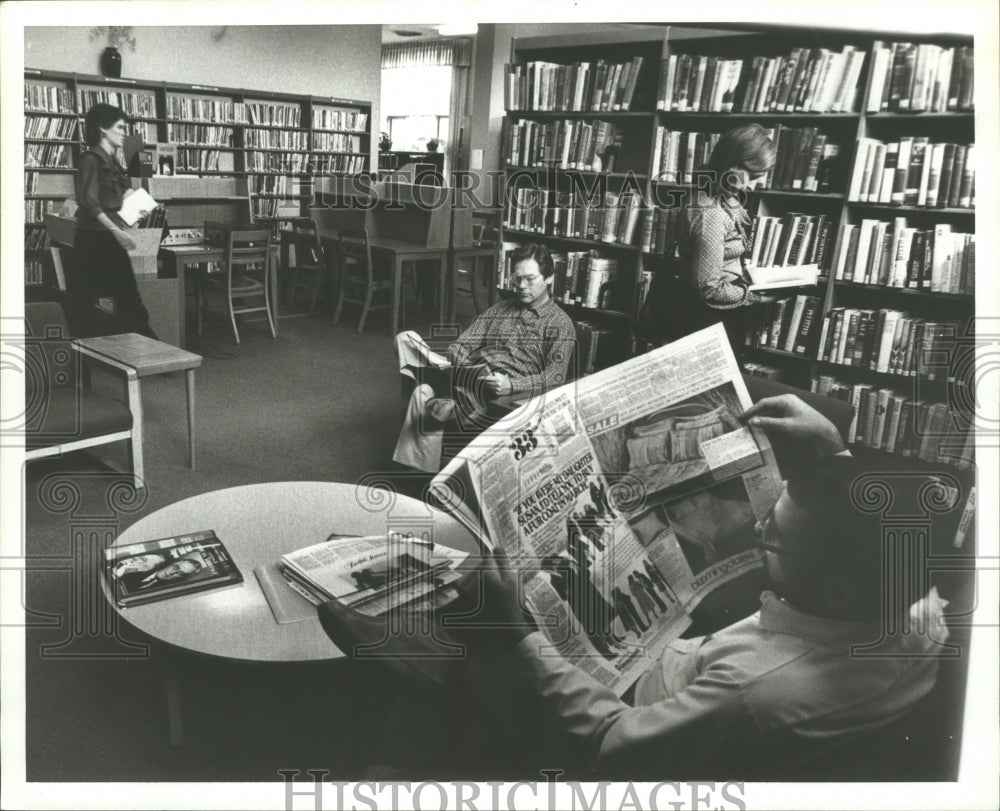 1982 Press Photo Visitors utilizing resources at the Homewood Library, Alabama - Historic Images