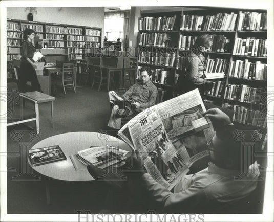 1982 Press Photo Visitors utilizing resources at the Homewood Library, Alabama - Historic Images