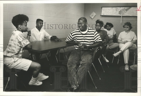 1988 Press Photo Ericka Parnell and students Homewood High School Alabama - Historic Images