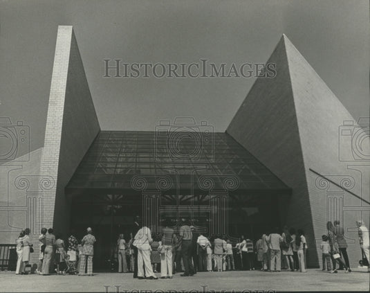 1974 Press Photo Crowd in front of Brookwood Village Mall - abna10944 - Historic Images