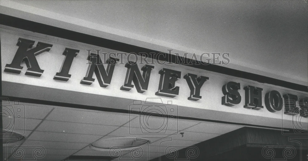 Press Photo Kinney Shoes sign - abna10957 - Historic Images