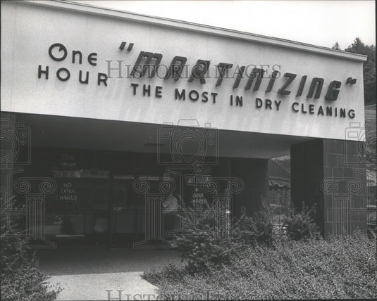 Press Photo Dry Cleaner store-One Hour "Martinizing" the most in dry cleaning - Historic Images