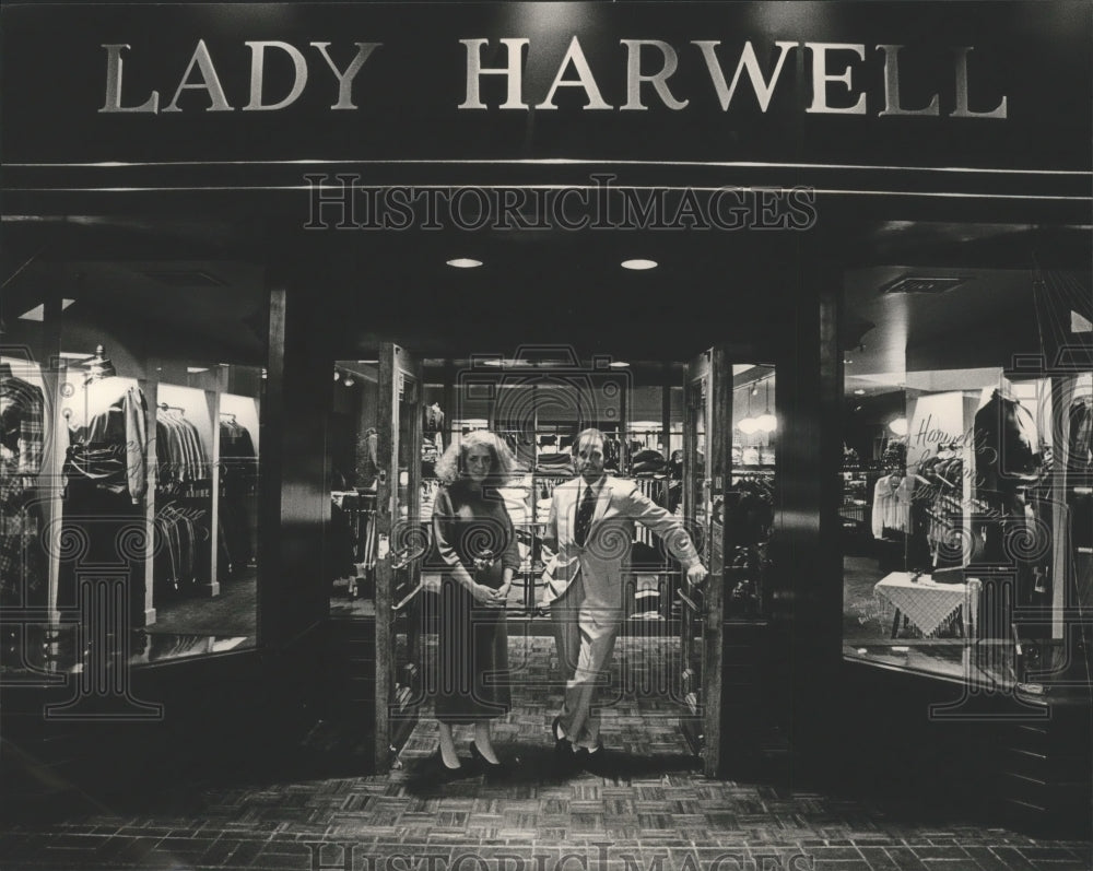 1984 Press Photo Kathryn and Donny Harwell at entrance to Lady Harwell store - Historic Images