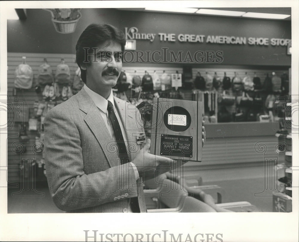 1986 Press Photo Brian Houk, Kinney Shoes, Brookwood Mall, Homewood, Alabama - Historic Images