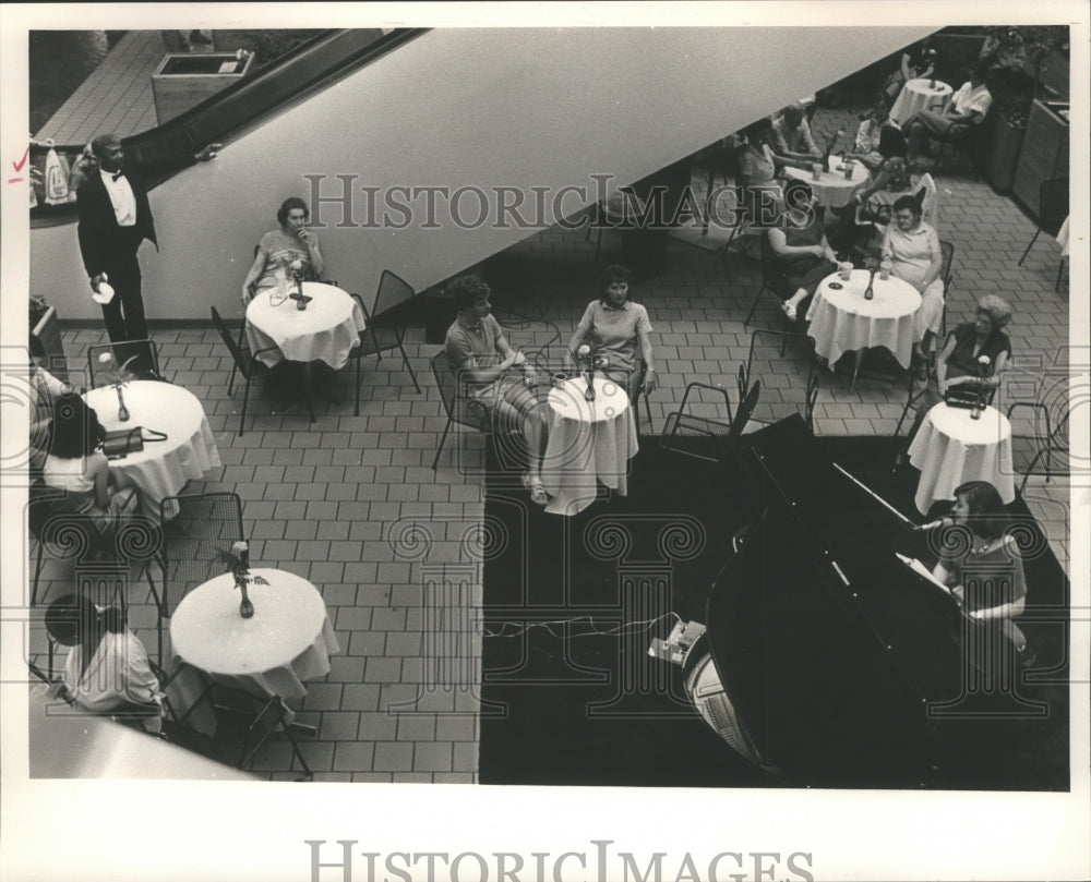 1986 Press Photo Piano player at Brookwood Village Mall, Homewood, Alabama - Historic Images