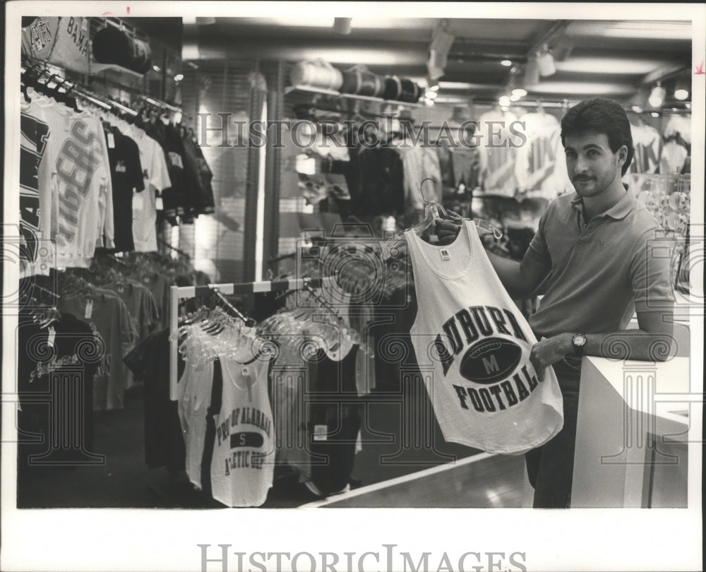 1986 Press Photo Brian Houk at Kenny Shoes, in Brookwood Mall, Homewood, Alabama - Historic Images