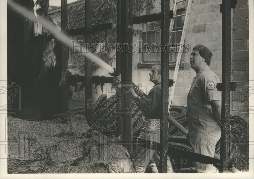 1985 Press Photo Firefighters battle blaze at Huffstutler&#39;s Hardware, Homewood - Historic Images