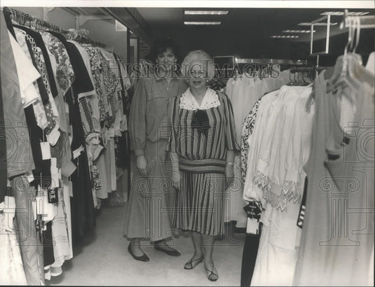 1987 Press Photo Peggy and Dorothy Bonfield at Bonfield's in Homewood, Alabama - Historic Images