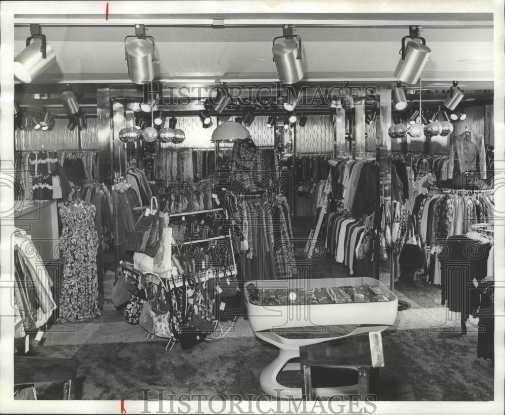 1974 Press Photo Penny Palmer&#39;s Pendulum Shop in Homewood, Alabama - abna10994 - Historic Images