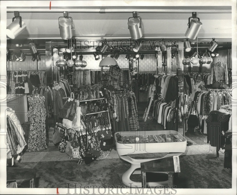 1974 Press Photo Penny Palmer's Pendulum Shop in Homewood, Alabama - abna10994 - Historic Images