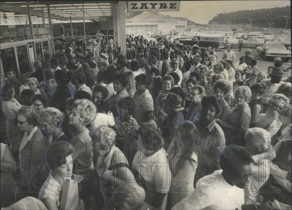 1971 Press Photo Crowds waiting to enter new Zayres store, Homewood, Alabama - Historic Images