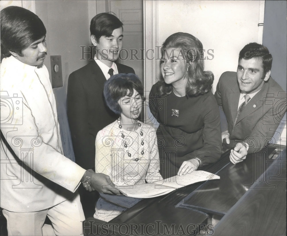 1971 Miss Alabama Susanne Dennie entertains Jacksonville University - Historic Images