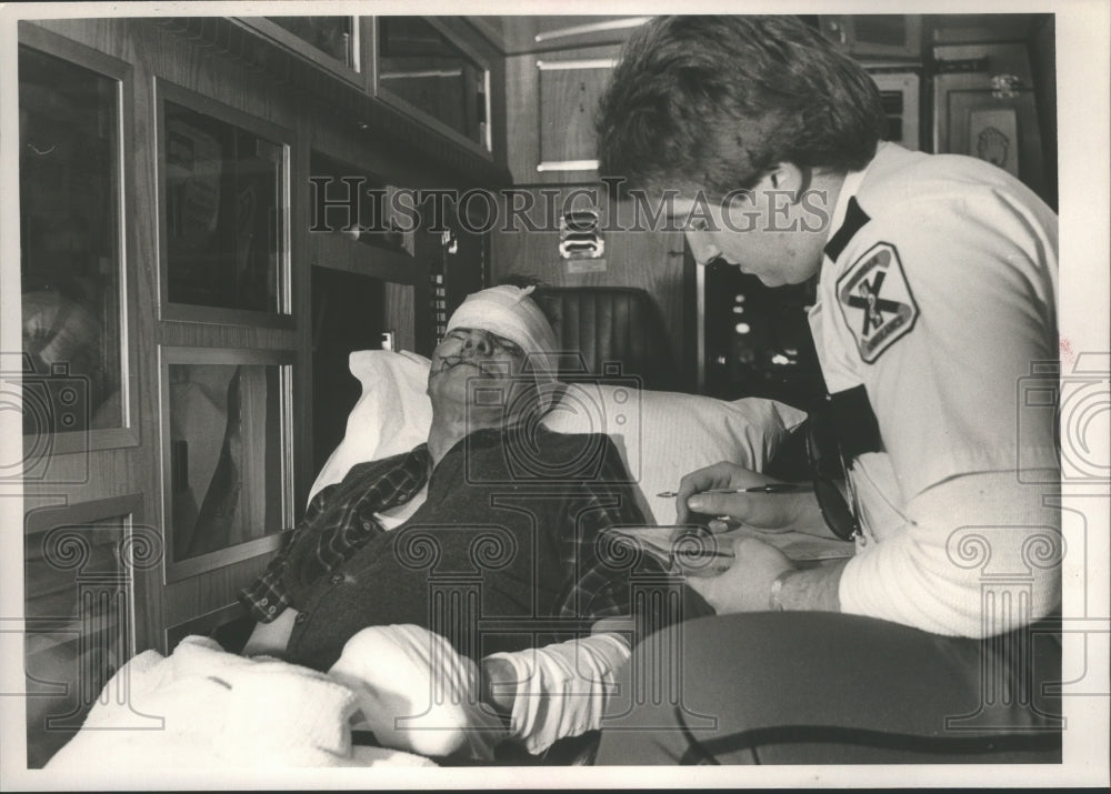1988 Press Photo Ambulance attendant and plane crash victim Dixie, Iowa - Historic Images