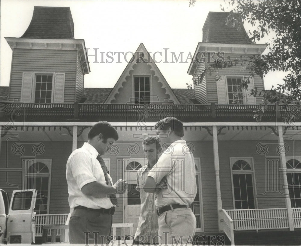 1975 Press Photo Cason and others replica of John Cullman home, Cullman, Alabama - Historic Images