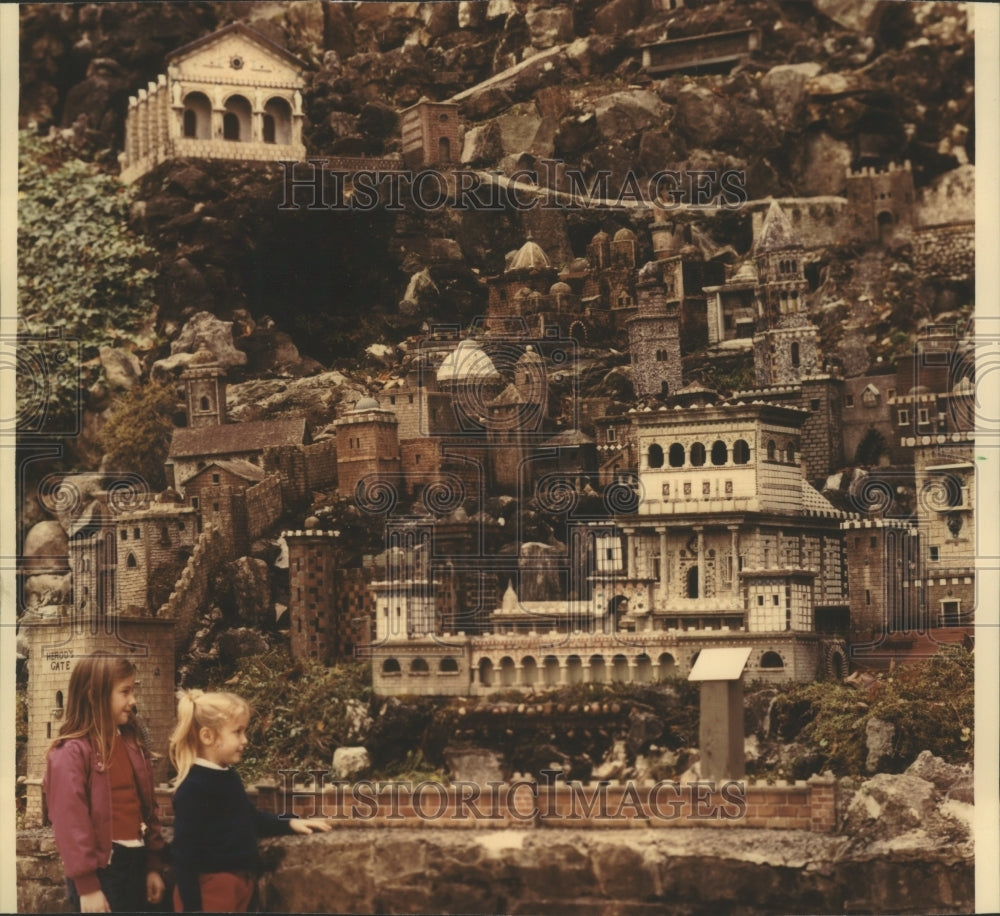 1984 Press Photo Children in front of Herod's Gate Ave Maria Grotto, Cullman - Historic Images