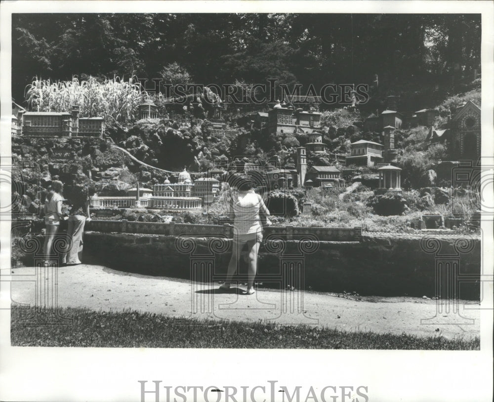 1978 Press Photo Tourists in front of Ave Maria Grotto, Cullman Alabama - Historic Images