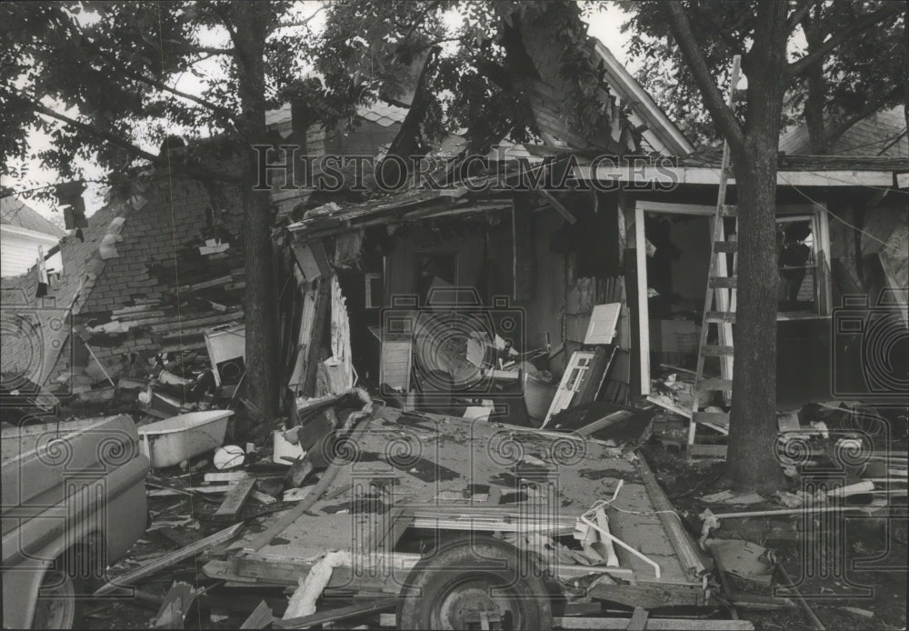 1967 Press Photo Gas Explosion destroys Mr. and Mrs. Buzbee's home in Woodlawn - Historic Images