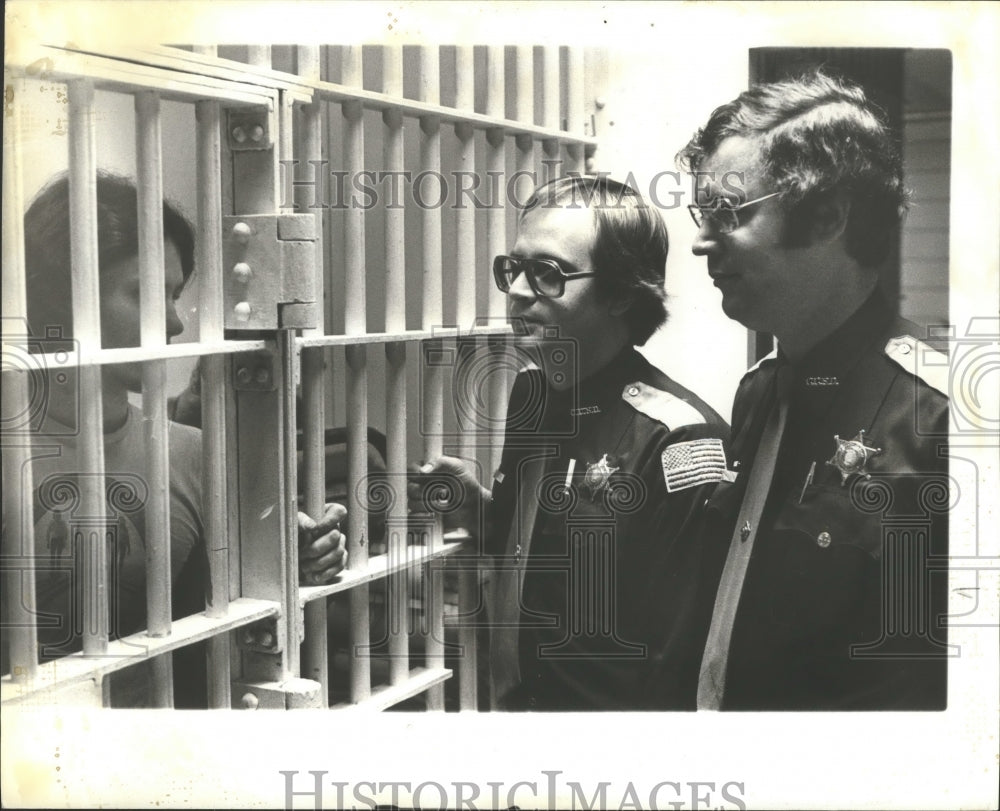 1980 Press Photo Officers and inmate at Cullman Jail, Cullman, Alabama - Historic Images