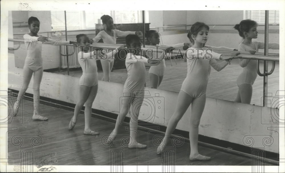1981 Press Photo Balllet dancers warming up at balance bar, Birmingham, Alabama - Historic Images