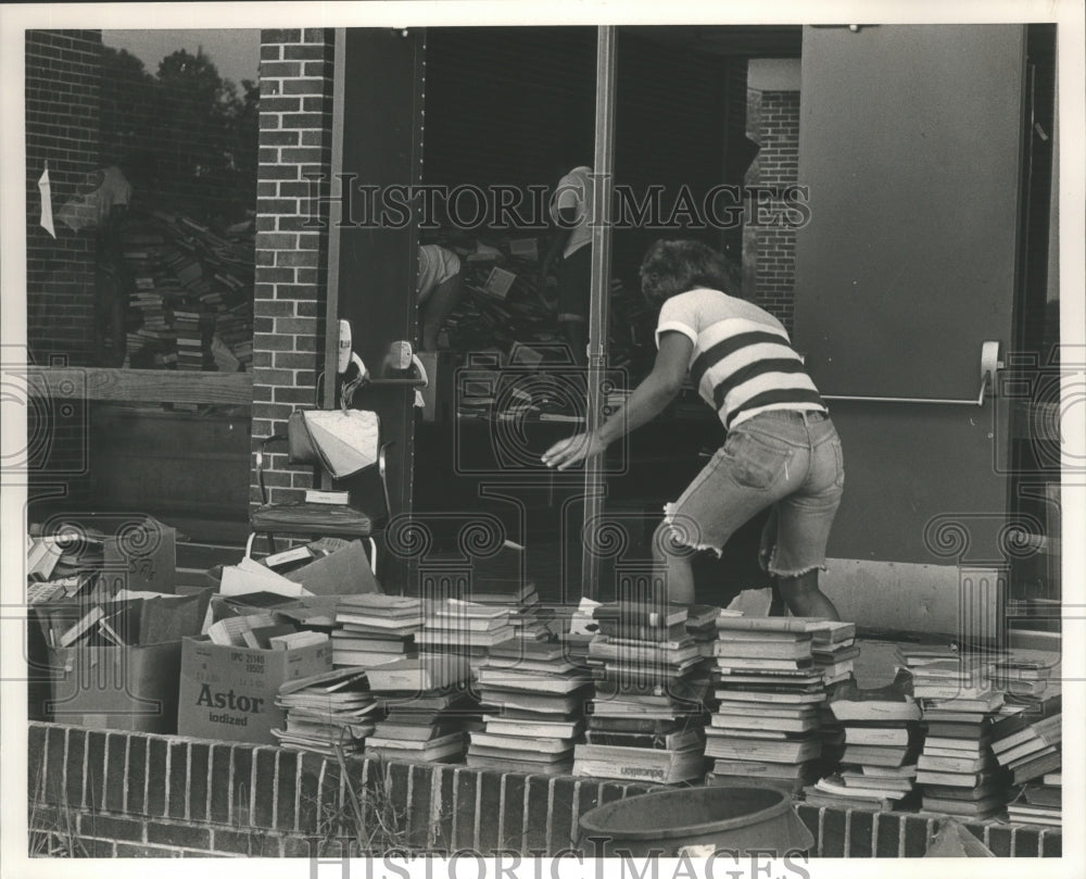 1985 Press Photo Cleaning up books at Daniel Payne College, Birmingham, Alabama - Historic Images