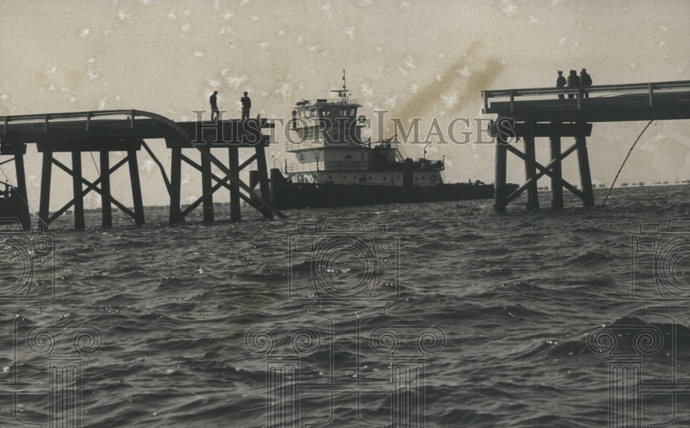 1975 Press Photo Tug Boat Brings Workers to Repair Bridge to Dauphin Island - Historic Images