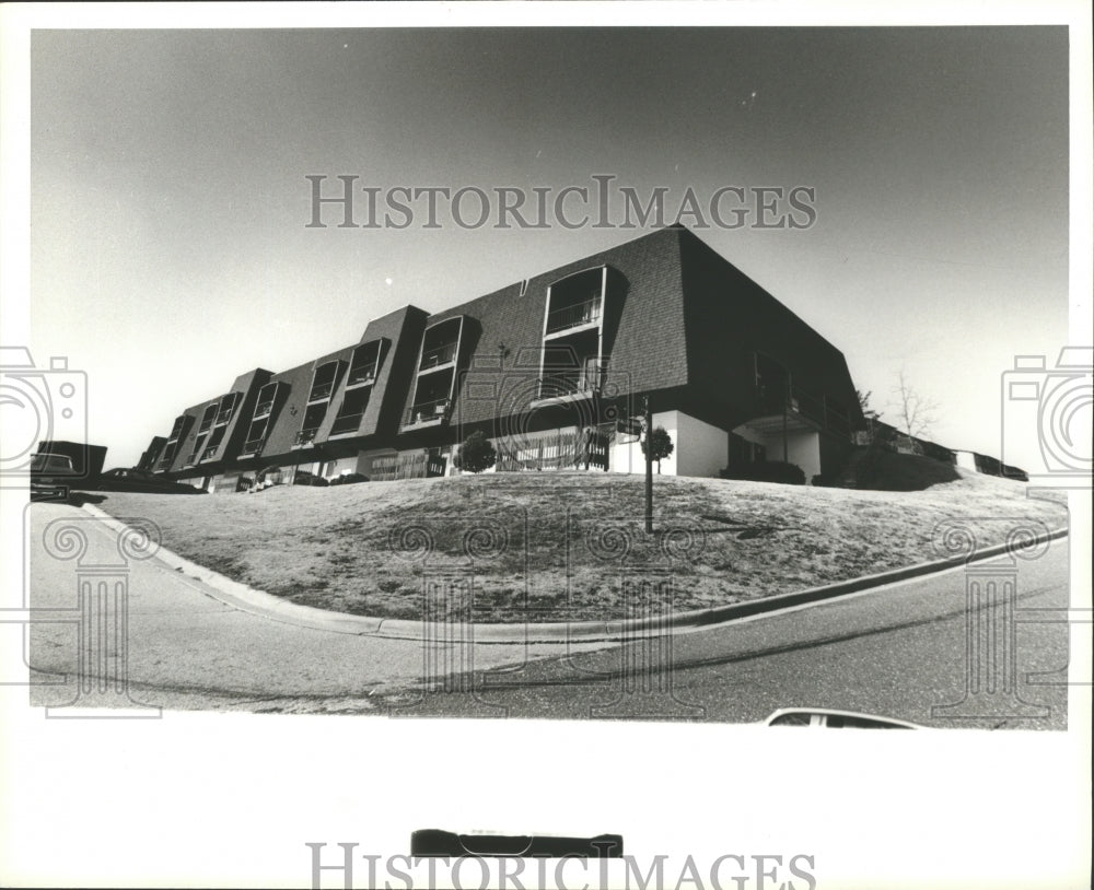 1981 Press Photo Red Mountain Apartments in Homewood, Alabama - abna11085 - Historic Images