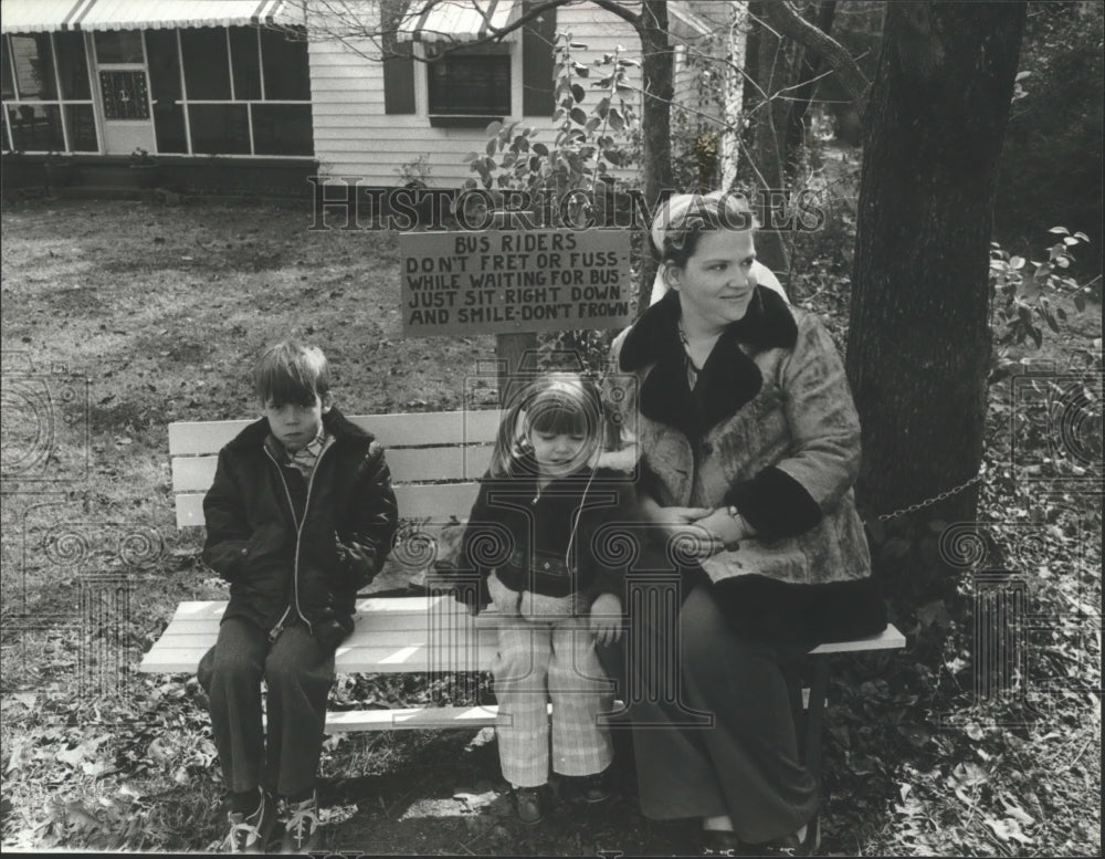 1980 Press Photo Pennington Family Waits For Bus, Homewood, Alabama - abna11096 - Historic Images