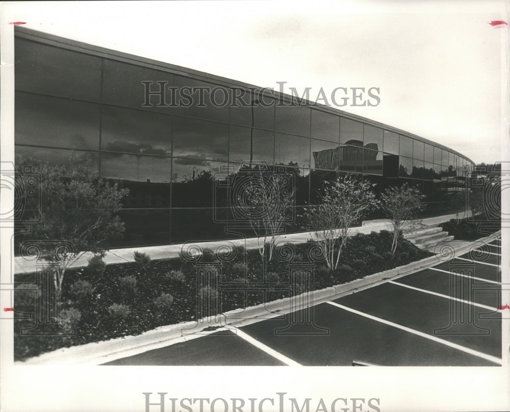 1988 Press Photo 211 Summit Parkway Building May be Days Inn, Homewood, Alabama - Historic Images